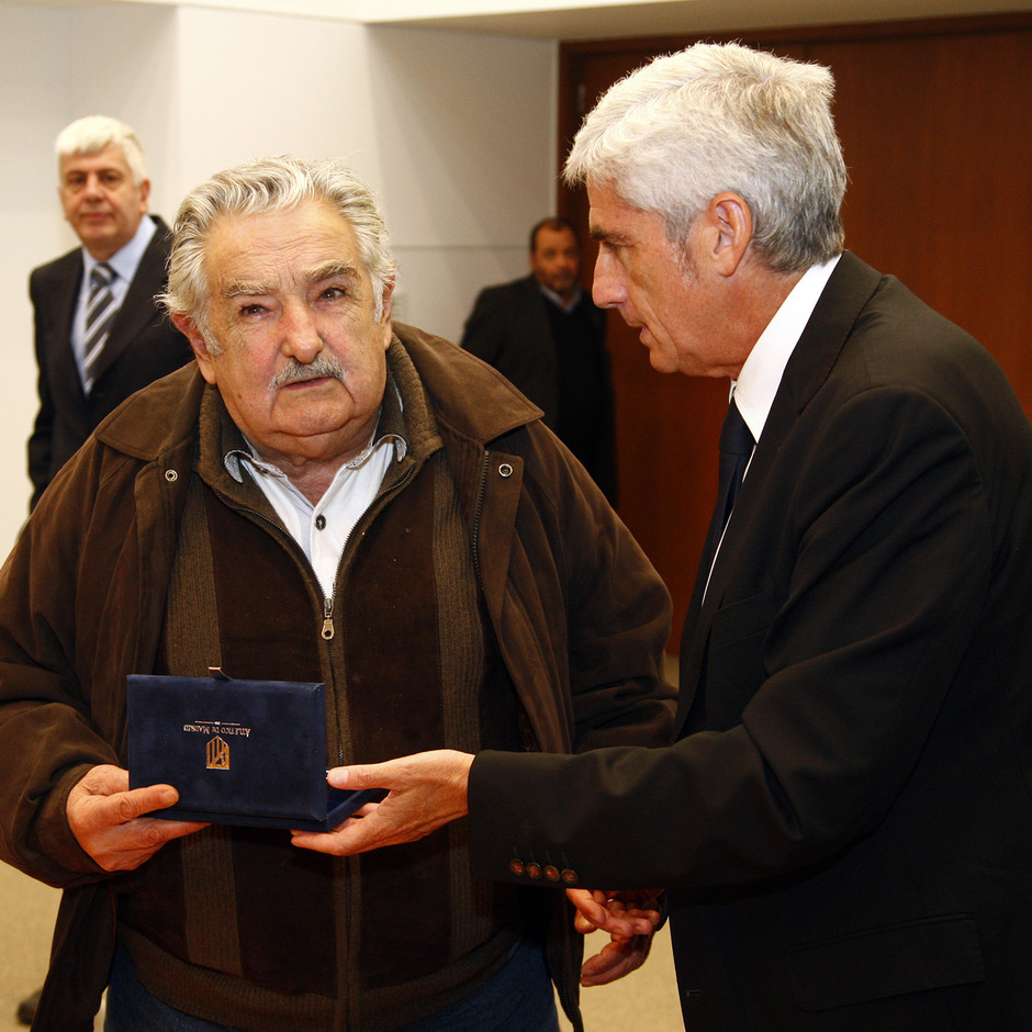 Temporada 12/13. Gira Uruguay. Clemente Villaverde y el presidente de Uruguay, José Mujica se saludan antes del evento